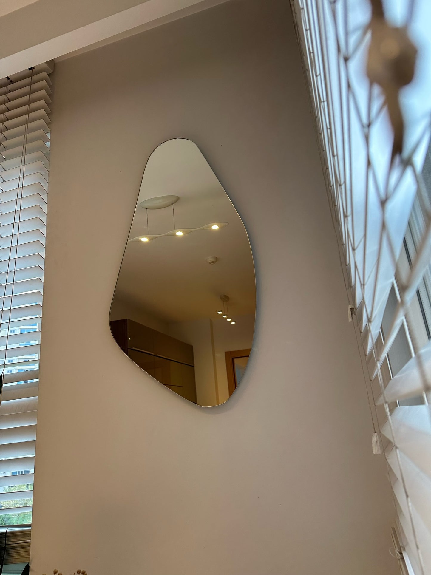 Frameless Asymmetric Mirror